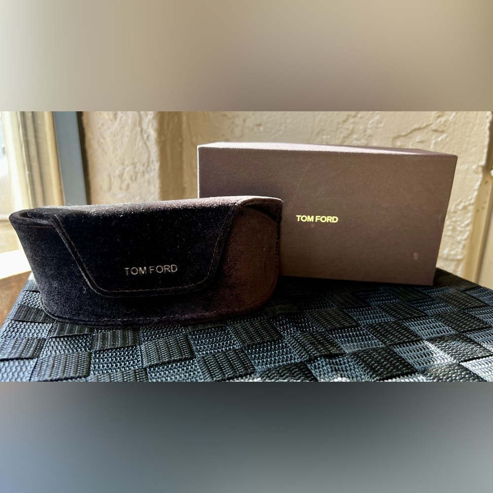 Tom Ford Miranda oversized sunglasses w/ velvet case - Picture 4 of 6